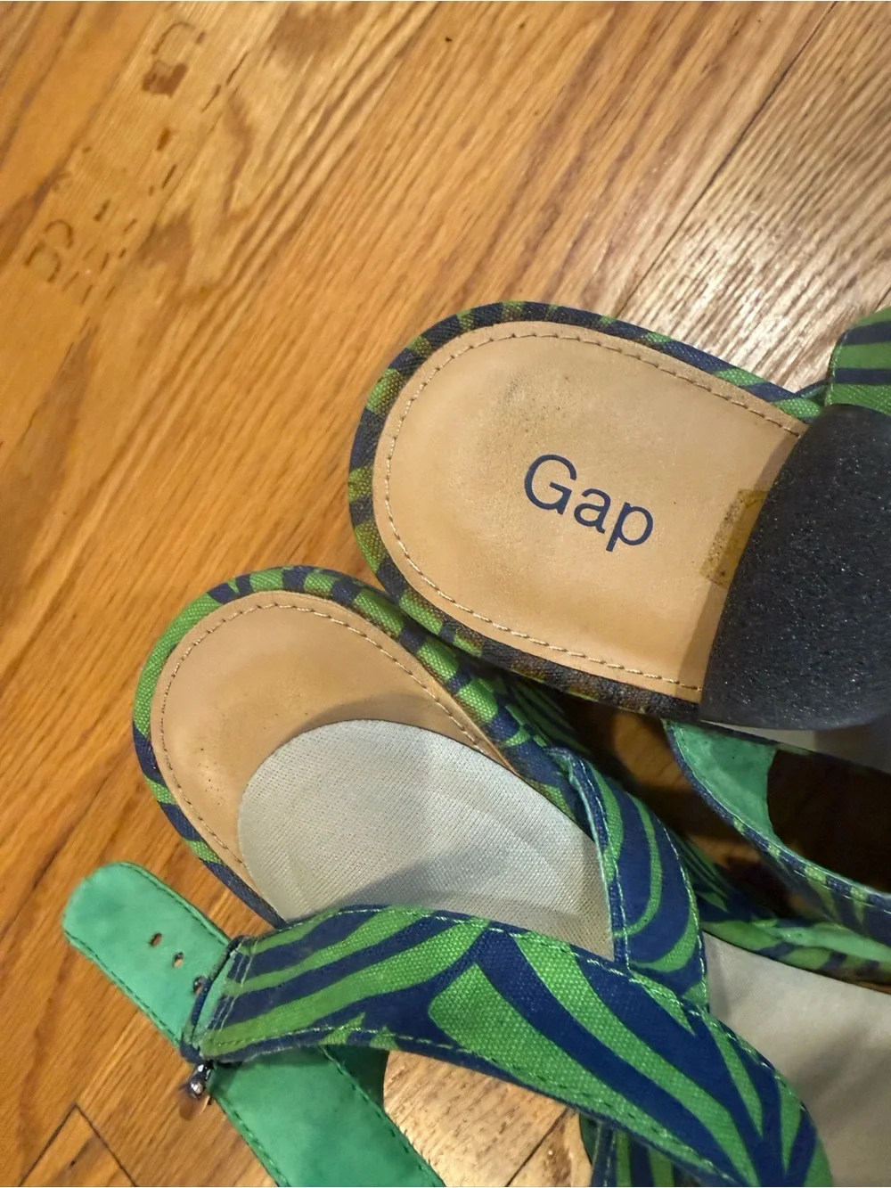Gap tropical leaf pattern wedges size 8